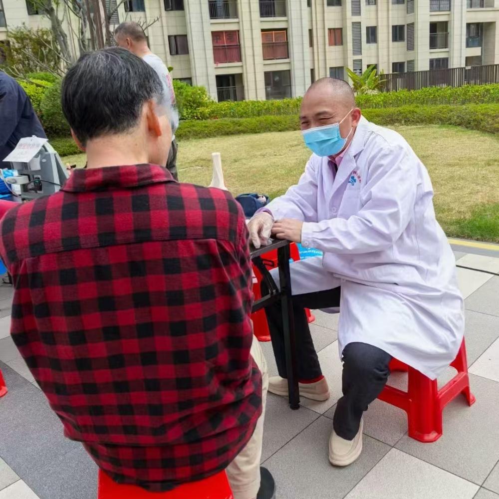 义诊小组进小区关爱中老年骨健康