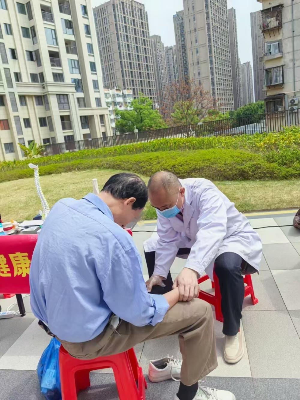 义诊小组进小区关爱中老年骨健康