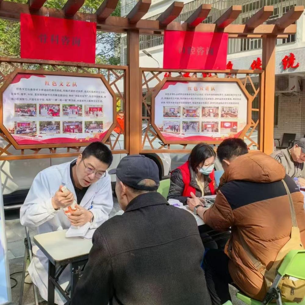 义诊小组进小区关爱中老年骨健康