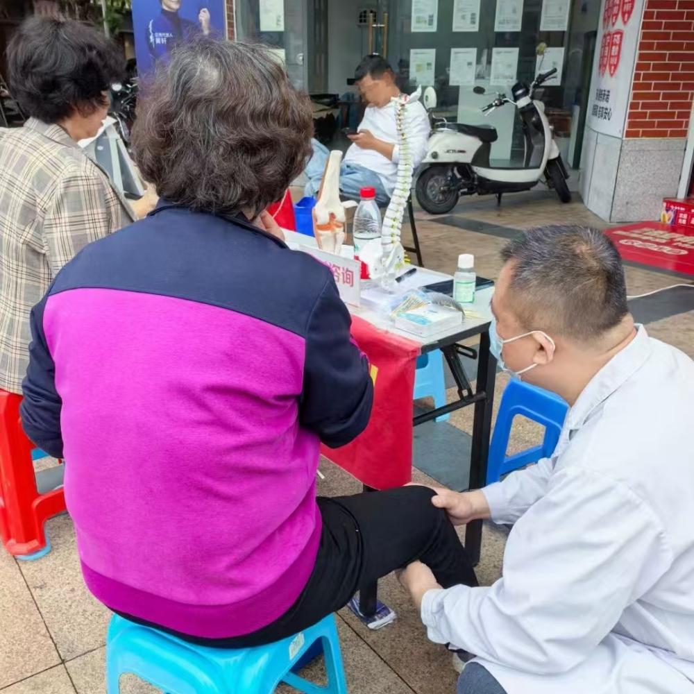 义诊小组进小区关爱中老年骨健康