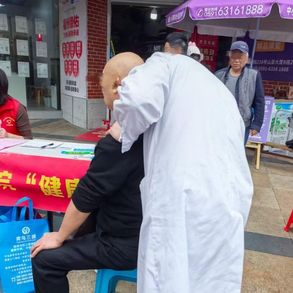 义诊小组进小区关爱中老年骨健康