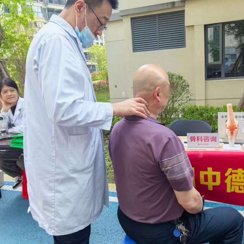 义诊小组进小区关爱中老年骨健康