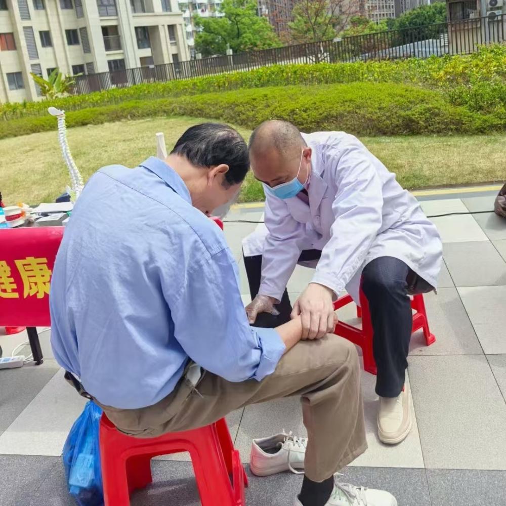 义诊小组进小区关爱中老年骨健康