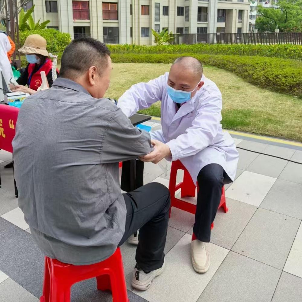 义诊小组进小区关爱中老年骨健康