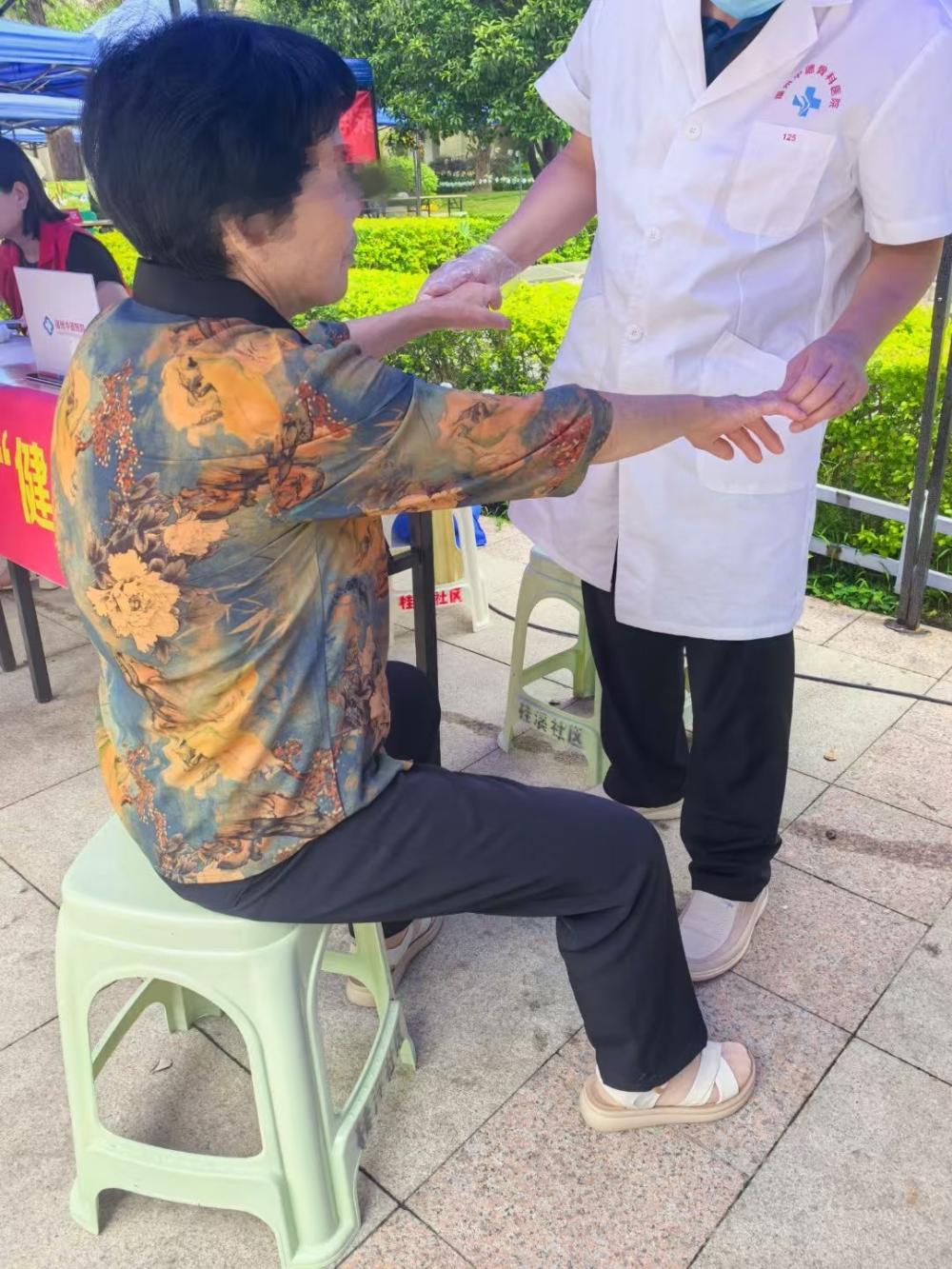 中德医院进社区关爱中老年活动