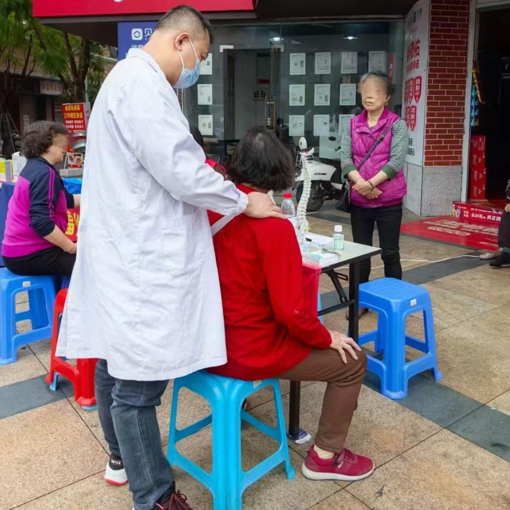 义诊小组进小区关爱中老年骨健康